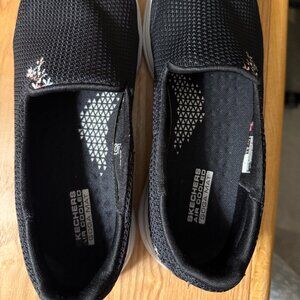 BLACK SKECHERS SLIP ON SNEAKER WITH DESIGN SIZE 7.5